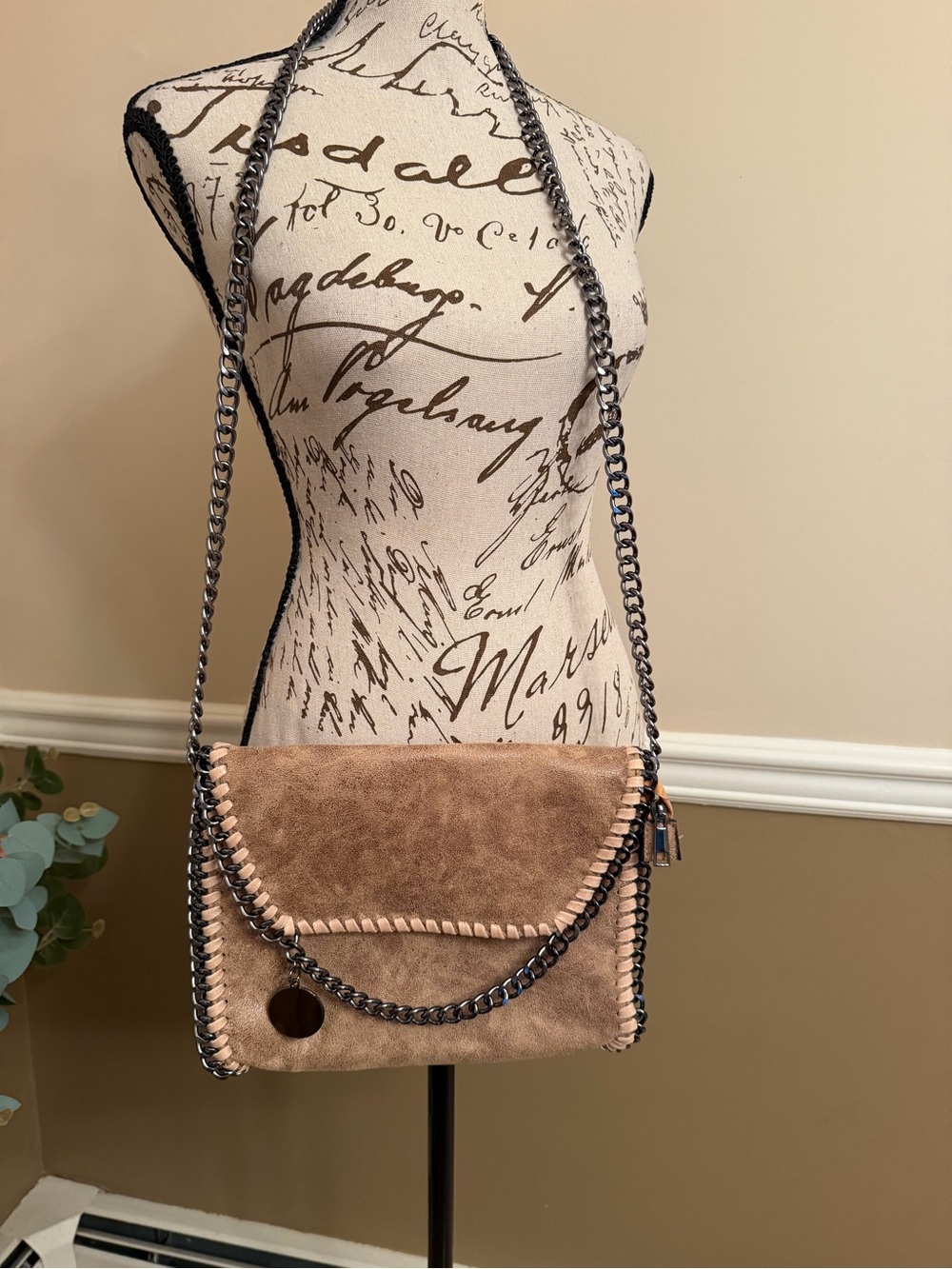 AMELIA – CLUTCH CROSSBODY BAG WITH CHAIN DETAIL AND ZIP NWOT - Picture 1 of 6